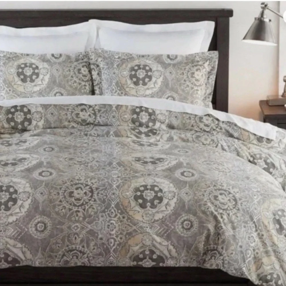 Like new Pottery Barn Jacquelyn Medallion Organic Sateen Duvet Cover & shams